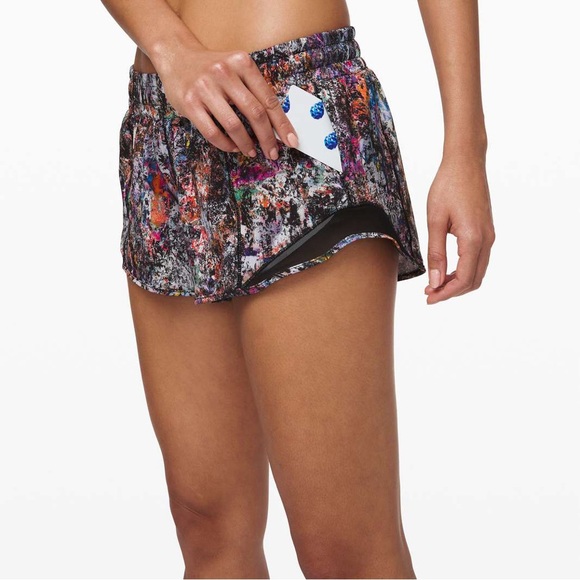 EUC Lululemon Hotty Hot Short II *2.5" in Vitalize Multi / Black size 12 - Picture 4 of 7